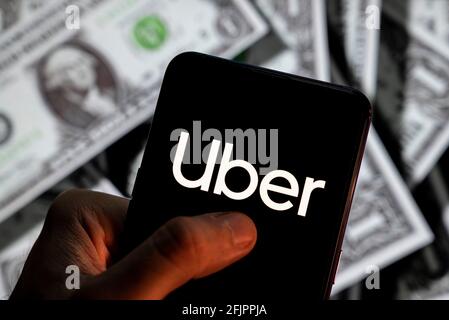 China. April 2021. In dieser Abbildung ist ein Uber-Logo zu sehen, das auf einem Smartphone mit einer Währung in USD (US-Dollar) im Hintergrund angezeigt wird. (Foto von Budrul Chukrut/SOPA Images/Sipa USA) Quelle: SIPA USA/Alamy Live News Stockfoto