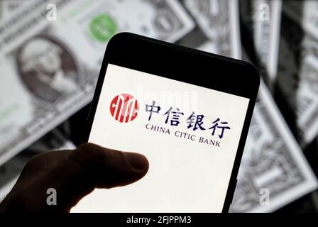 China. April 2021. In dieser Abbildung ist ein Logo der China Citic Bank zu sehen, das auf einem Smartphone mit einer Währung in USD (US-Dollar) im Hintergrund angezeigt wird. (Foto von Budrul Chukrut/SOPA Images/Sipa USA) Quelle: SIPA USA/Alamy Live News Stockfoto
