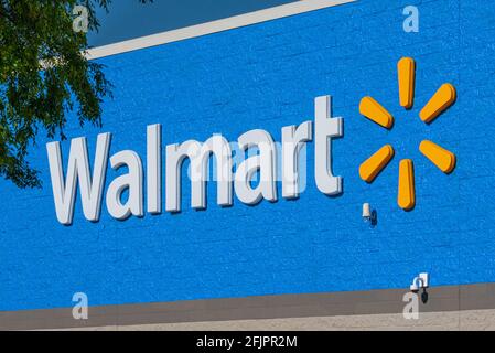 Beschilderung mit Walmart-Logo auf der Außenfassade eines Walmart-Geschäfts in Snellville (Metro Atlanta), Georgia. (USA) Stockfoto