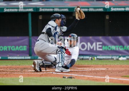 Cleveland Indians Linksfeldspieler Eddie Rosario (9) punktet während eines MLB-Spiels in der regulären Saison gegen die New York Yankees, Donnerstag, den 22. April 2021, in Stockfoto