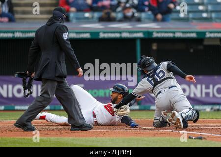 Cleveland Indians Linksfeldspieler Eddie Rosario (9) punktet während eines MLB-Spiels in der regulären Saison gegen die New York Yankees, Donnerstag, den 22. April 2021, in Stockfoto