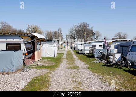 Fehmarn, Deutschland. April 2021. Wohnwagen werden auf einem Campingplatz geparkt. Hotels und Pensionen sind geschlossen, auch mit dem Wohnmobil ist Urlaub kaum möglich. Glücklich, wer ein dauerhafter Camper in der Corona-Pandemie ist. Quelle: Frank Molter/dpa/Alamy Live News Stockfoto