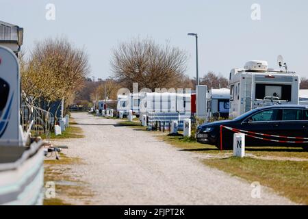 Fehmarn, Deutschland. April 2021. Wohnwagen werden auf einem Campingplatz geparkt. Hotels und Pensionen sind geschlossen, auch mit dem Wohnmobil ist Urlaub kaum möglich. Glücklich, wer ein dauerhafter Camper in der Corona-Pandemie ist. Quelle: Frank Molter/dpa/Alamy Live News Stockfoto