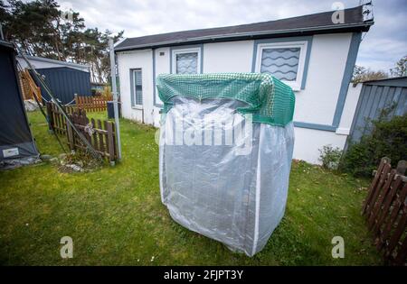 Pepelow, Deutschland. April 2021. Auf dem Gelände des Ostseecampfs 'am Salzhaff' steht ein vollgepackter Strandstuhl von Dauercamper. Aufgrund der Corona-Schutzmaßnahmen sind die Campingplätze in Mecklenburg-Vorpommern derzeit geschlossen, auch Dauercamper dürfen nicht in ihren Wohnwagen oder Zelten übernachten. Quelle: Jens Büttner/dpa-Zentralbild/dpa/Alamy Live News Stockfoto