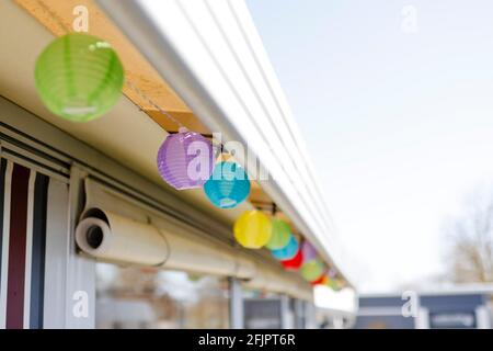 Fehmarn, Deutschland. April 2021. Auf einem Campingplatz hängt eine Lichterkette vom Dach einer Markise. Quelle: Frank Molter/dpa/Alamy Live News Stockfoto