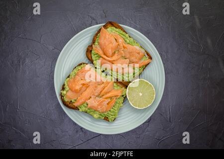 Leckere Sandwiches mit Avocado und geräuchertem Lachs. Gesunde Ernährung Stockfoto