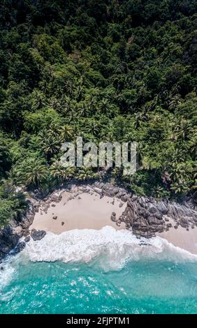Luftdrohne von oben nach unten Blick auf den wunderschönen Strand blaues Meer. Panoramablick auf den Strand mit Kokospalme. Luftaufnahme Drohne weißen Strand Sand. Blauer Seegel Stockfoto