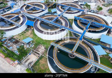 Drone-Ansicht aus dem Klärbecken auffüllen. Luftaufnahme Wasseraufbereitungsanlage. Stockfoto