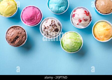 Eiscreme-Sortiment. Verschiedene Eiscreme oder Eis auf blauem Hintergrund, Platz kopieren. Gefrorener Joghurt in kleinen Tassen - gesundes Sommerdessert. Stockfoto