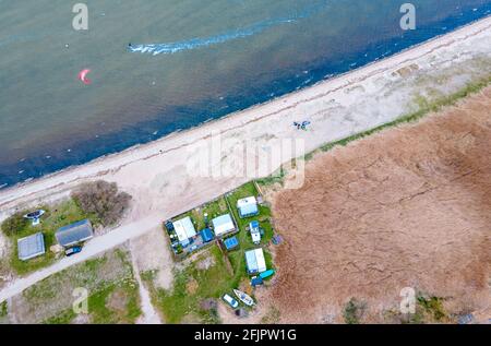 Pepelow, Deutschland. April 2021. Wohnwagen und Zelte von Dauercamper stehen auf dem Gelände des Ostseecamp 'am Salzhaff'. (Luftaufnahme mit Drohne) aufgrund der Corona-Schutzmaßnahmen sind die Campingplätze in Mecklenburg-Vorpommern derzeit geschlossen, auch Dauercamper dürfen nicht in ihren Wohnwagen oder Zelten übernachten. Quelle: Jens Büttner/dpa-Zentralbild/dpa/Alamy Live News Stockfoto