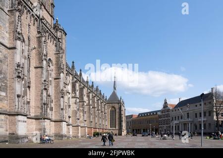 Die große Kirche oder St. Lebuinus Kirche (Niederländisch: Grote of Lebuïnuskerk) ist das wichtigste Kirchengebäude der niederländischen Stadt Deventer, Niederlande Stockfoto