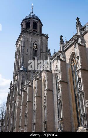 Die große Kirche oder St. Lebuinus Kirche (Niederländisch: Grote of Lebuïnuskerk) ist das wichtigste Kirchengebäude der niederländischen Stadt Deventer, Niederlande Stockfoto