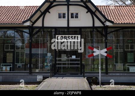 Ehemaliges Bahnhofsgebäude im Chalet-Stil in der Gemeinde Gorssel, Niederlande. Die Bahnhofslinie wurde eingestellt, es ist jetzt ein Museum Stockfoto