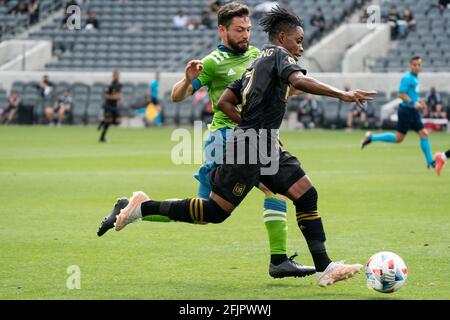 Los Angeles FC Stürmer Latif Blessing (7) wird von Seattle Sounders Mittelfeldspieler Joao Paulo (6) während eines MLS-Spiels verteidigt, Samstag, 24. April 2021, in L Stockfoto