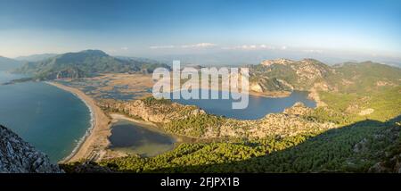 Panorama des Schildkrötenstrandes Iztuzu in der Nähe des Dorfes Dalyan, Türkei Stockfoto