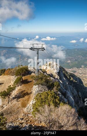 Babadag Berg mit Seilbahn zu den Städten Oludeniz und Fethiye in der Türkei. Stockfoto