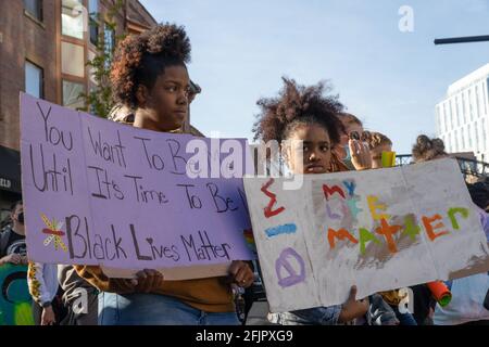 Columbus, Usa. April 2021. Aktivisten von Black Lives Matter halten Plakate, die für Black Lives werben, während sie gegen die Tötung von Ma'Khia Bryant durch die Polizei protestieren.Aktivisten von Black Lives Matter versammelten sich mit einigen Familienmitgliedern von Ma'Khia Bryant im Goodale Park, um gegen die Brutalität der Polizei zu protestieren. BLM-Aktivisten hörten den Rednern zu und besetzten dann stundenlang die Kreuzung von High Street und Bollinger Pl., während sie sich weiterhin gegen die Polizeibrutalität und die Polizeimorde von Ma'Khia Bryant aussprechen. (Foto von Stephen Zenner/SOPA Images/Sipa USA) Quelle: SIPA USA/Alamy Live News Stockfoto