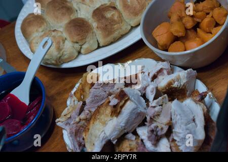 pute und Yams mit Brötchen und Cranberry-Sauce Stockfoto