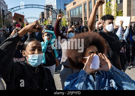 Columbus, Usa. April 2021. Aktivisten von Black Lives Matter singen und erheben ihre Fäuste gegen die Tötung von Ma'Khia Bryant durch die Polizei.Aktivisten von Black Lives Matter versammelten sich mit einigen Familienmitgliedern von Ma'Khia Bryant im Goodale Park, um gegen die Brutalität der Polizei zu protestieren. BLM-Aktivisten hörten den Rednern zu und besetzten dann stundenlang die Kreuzung von High Street und Bollinger Pl., während sie sich weiterhin gegen die Polizeibrutalität und die Polizeimorde von Ma'Khia Bryant aussprechen. Kredit: SOPA Images Limited/Alamy Live Nachrichten Stockfoto