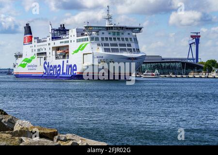 Rostock, Mecklenburg-Vorpommern, Deutschland - 14. Juni 2020: Eine Stena-Linienfähre führt über Warnemünde auf dem Weg nach Trelleborg Stockfoto