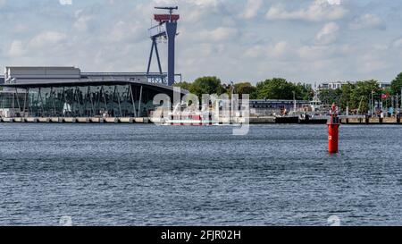 Rostock, Mecklenburg-Vorpommern, Deutschland - 14. Juni 2020: Blick von der Hohen Duene Richtung Warnemünde mit dem Kreuzfahrtterminal auf der linken Seite Stockfoto