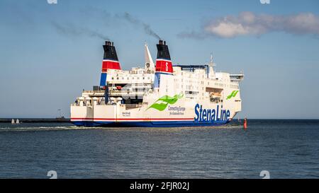 Rostock, Mecklenburg-Vorpommern, Deutschland - 14. Juni 2020: Eine Stena-Linienfähre verlässt Warnemünde auf dem Weg nach Trelleborg Stockfoto