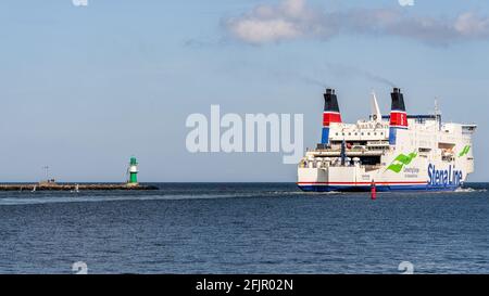 Rostock, Mecklenburg-Vorpommern, Deutschland - 14. Juni 2020: Eine Stena-Linienfähre verlässt Warnemünde auf dem Weg nach Trelleborg Stockfoto