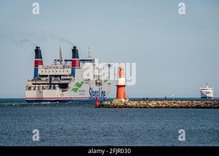 Rostock, Mecklenburg-Vorpommern, Deutschland - 14. Juni 2020: Eine Stena-Linienfähre fährt am östlichen Pier-Leuchtturm in Warnemünde vorbei auf dem Weg nach T Stockfoto