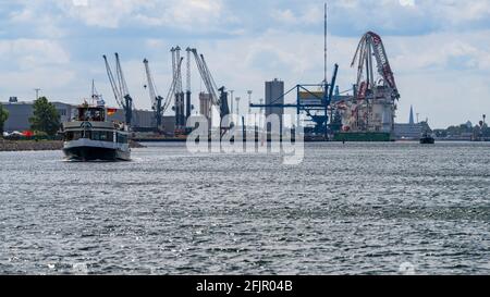 Rostock, Mecklenburg-Vorpommern, Deutschland - 14. Juni 2020: Blick auf den Hafen mit einem Hafenkreuzfahrtschiff und dem beschädigten Liebherr-Schwerlastaufzug cr Stockfoto