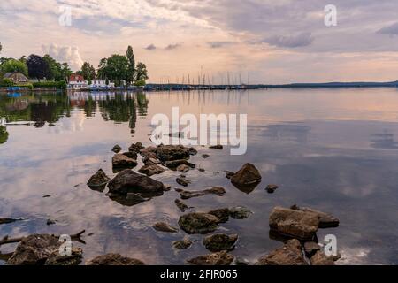 Steinhude, Niedersachsen, Deutschland - 08. Juni 2020: Abend am Steinhuder Meer, mit dem Yachthafen in der Nähe der Badeinsel im Hintergrund Stockfoto