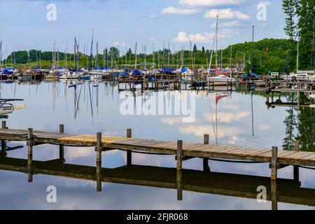 Steinhude, Niedersachsen, Deutschland - 08. Juni 2020: Blick auf das Steinhuder Meer mit Steg und Yachthafen Stockfoto