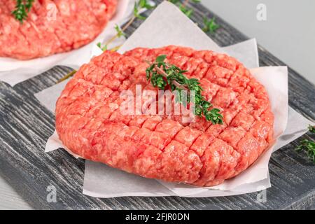 Rohe Hacksteak-Patties für Burger. Rohes Fleisch für Hamburger. Rinderschnitzel. Stockfoto