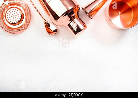 Set aus Kupferstab-Werkzeugen für die Herstellung von Cocktails, weißer Hintergrund, Banner von oben Stockfoto