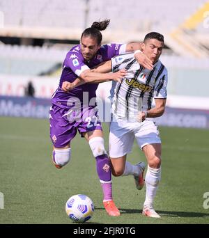 Florenz, Italien. April 2021. Cristiano Ronaldo (R) des FC Juventus spielt mit Sofyan Amramat aus Fiorentina während eines Fußballspiels in Florenz, Italien, am 25. April 2021. Quelle: Federico Tardito/Xinhua/Alamy Live News Stockfoto