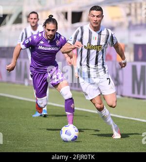 Florenz, Italien. April 2021. Cristiano Ronaldo (R) des FC Juventus spielt mit Sofyan Amramat aus Fiorentina während eines Fußballspiels in Florenz, Italien, am 25. April 2021. Quelle: Federico Tardito/Xinhua/Alamy Live News Stockfoto