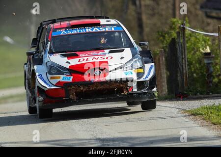 (210426) -- KUMROVEC, 26. April 2021 (Xinhua) -- Sebastien Ogier und Julien Ingrassia aus Frankreich fahren ihren Toyota Yaris WRC während des dritten Tages der FIA-Rallye-Weltmeisterschaft in Kroatien am 25. April 2021 in Kumrovec, Kroatien. (Luka Stanzl/Pixsell über Xinhua) Stockfoto