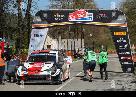 (210426) -- KUMROVEC, 26. April 2021 (Xinhua) -- Sebastien Ogier und Julien Ingrassia aus Frankreich erreichen die Ziellinie am dritten Tag der FIA-Rallye-Weltmeisterschaft Kroatien in Kumrovec, Kroatien, am 25. April 2021. (Luka Stanzl/Pixsell über Xinhua) Stockfoto