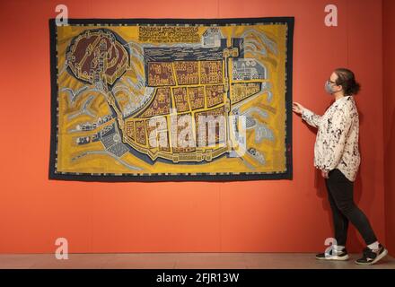 File photo dated 23/04/21 of Curator Kate Grayner wirft einen genaueren Blick auf den gewebten Wandteppich 'Edinburgh Castle (1966)' vor der Eröffnung der Ausstellung Archie Brennan: Tapestry goes Pop! In den Dovecot Studios in Edinburgh, die am Montag, den 26. April, zusammen mit Galerien und Museen im ganzen Land wieder eröffnet werden, da die Einschränkungen des Coronavirus nachlassen. Ausgabedatum: Montag, 26. April 2021. Stockfoto