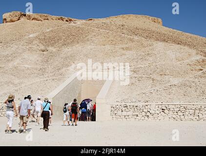 Luxor - Ägypten - 11. Mai 2008: Eingang zu einem Pharaonen-Grab im Tal der Könige. Ägypten Stockfoto