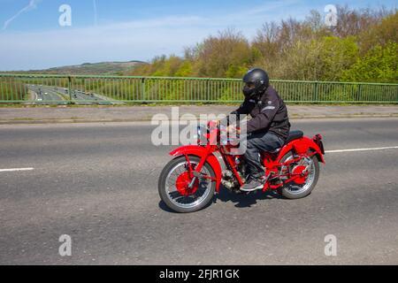 1947 roter, 3772cc Moto guzzi Motorradfahrer; zweirädriger Transport, Motorräder, Fahrzeug auf britischen Straßen, Motorräder, Motorradfahrer, die in Manchester, Großbritannien, unterwegs sind Stockfoto