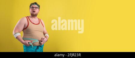 Funny Fat Mann in Sportbekleidung misst das Volumen. Gym Promotion Poster Stockfoto