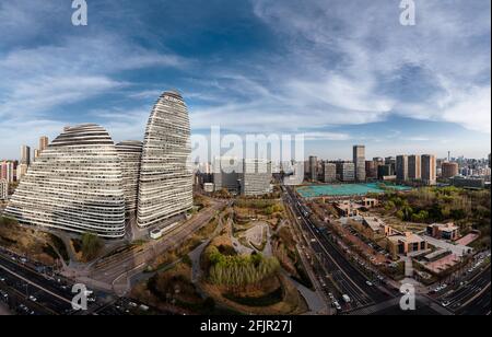 Luftaufnahme von Wangjing Soho bei Sonnenuntergang, einem berühmten Wahrzeichen der Stadt peking, entworfen von Zaha Hadid Stockfoto