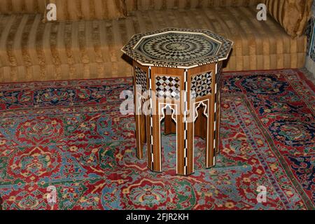 Ottoman-Couchtisch mit Perlmutt-Einlage auf IT Stockfoto