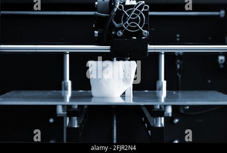 Objekte, die mit dem 3d-Drucker gedruckt werden. Automatischer dreidimensionaler 3d-Drucker Stockfoto