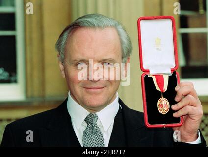 Aktenfoto vom 23/2/1993 des Schauspielers Sir Anthony Hopkins vor dem Buckingham Palace, nachdem er von der Königin zum Ritter geschlagen wurde. Sir Anthony Hopkins wurde bei den Oscars 2021 als bester Schauspieler für seine Rolle als Mann ausgezeichnet, der in The Father in Demenz schlüpft. Ausgabedatum: Montag, 26. April 2021. Stockfoto