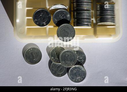 Ein Yen auf dem Münzkarton, im flachen Fokus. Sparkonzept, Cash Management Stockfoto