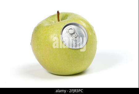 Apfelsaft in einer speziellen Dose, isoliert auf weißem Hintergrund Stockfoto