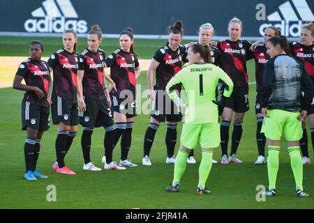 München, Deutschland. April 2021. Teamfoto, Team, Team, Teamfoto München, Lager vor Spielbeginn. FC Bayern München - FC Chelsea 2-1 Football Women's Champions League, Halbfinale am 25. April 2021. FC Bayen Campus. DIE DFL-VORSCHRIFTEN VERBIETEN DIE VERWENDUNG VON FOTOS ALS BILDSEQUENZEN UND/ODER QUASI-VIDEO. Credit: dpa/Alamy Live News Stockfoto