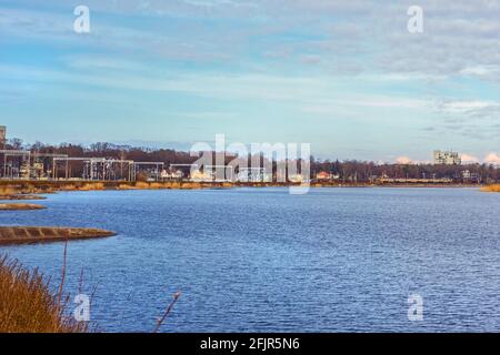 15. April 2017 - Jurmala, Lettland: Ein wirklich schönes Panorama des Quellflusses Lielupe in der lettischen Jurmala Stockfoto