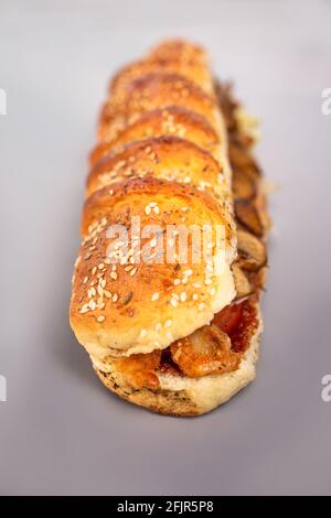 Sandwich in einem frischen knusprigen Brötchen mit Füllung. Stockfoto